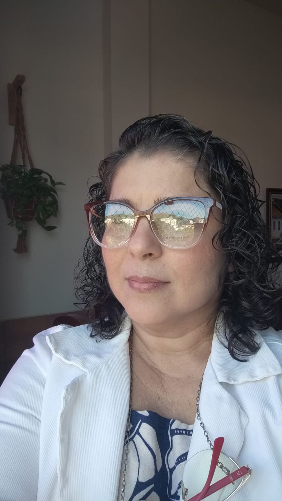 Adorei minha aquisição! Comprei dois modelos o Glam e o Pearl, Infelizmente o Glam ficou um pouco estreito no meu rosto, porém fiquei muito feliz por ver que os clipons de um serve no outro. Quanto a qualidade e os detalhes,  são únicos, muito bem feitos. E quanto ao atendimento, achei personalíssimo, recebi feedbacks desde a compra até a entrega. Estou muito satisfeita 