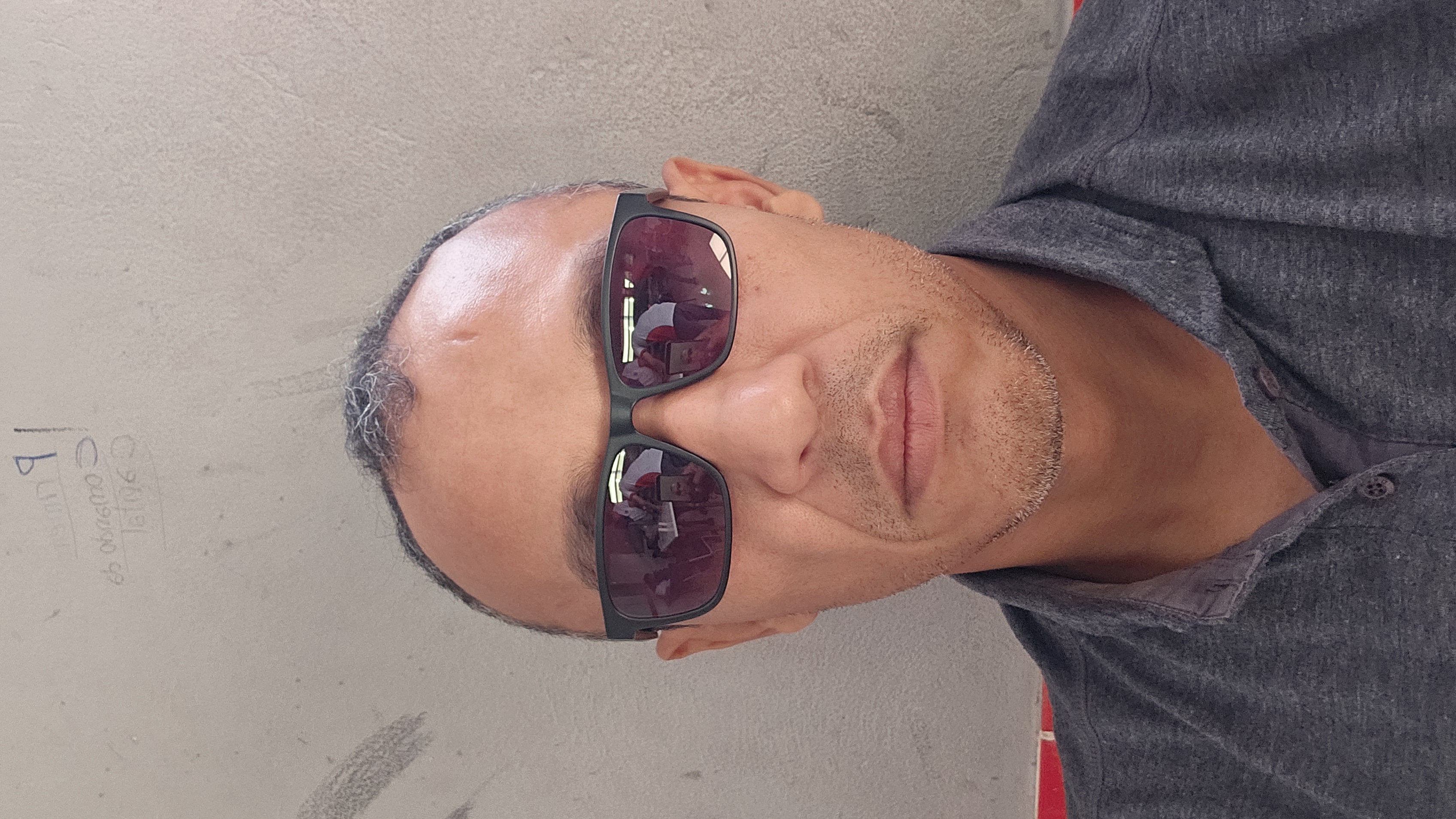 Esse é meu primeiro óculos. Pedi "sol" imaginando que viria um que mudar com a claridade, mas veio um óculos de sol mesmo. 