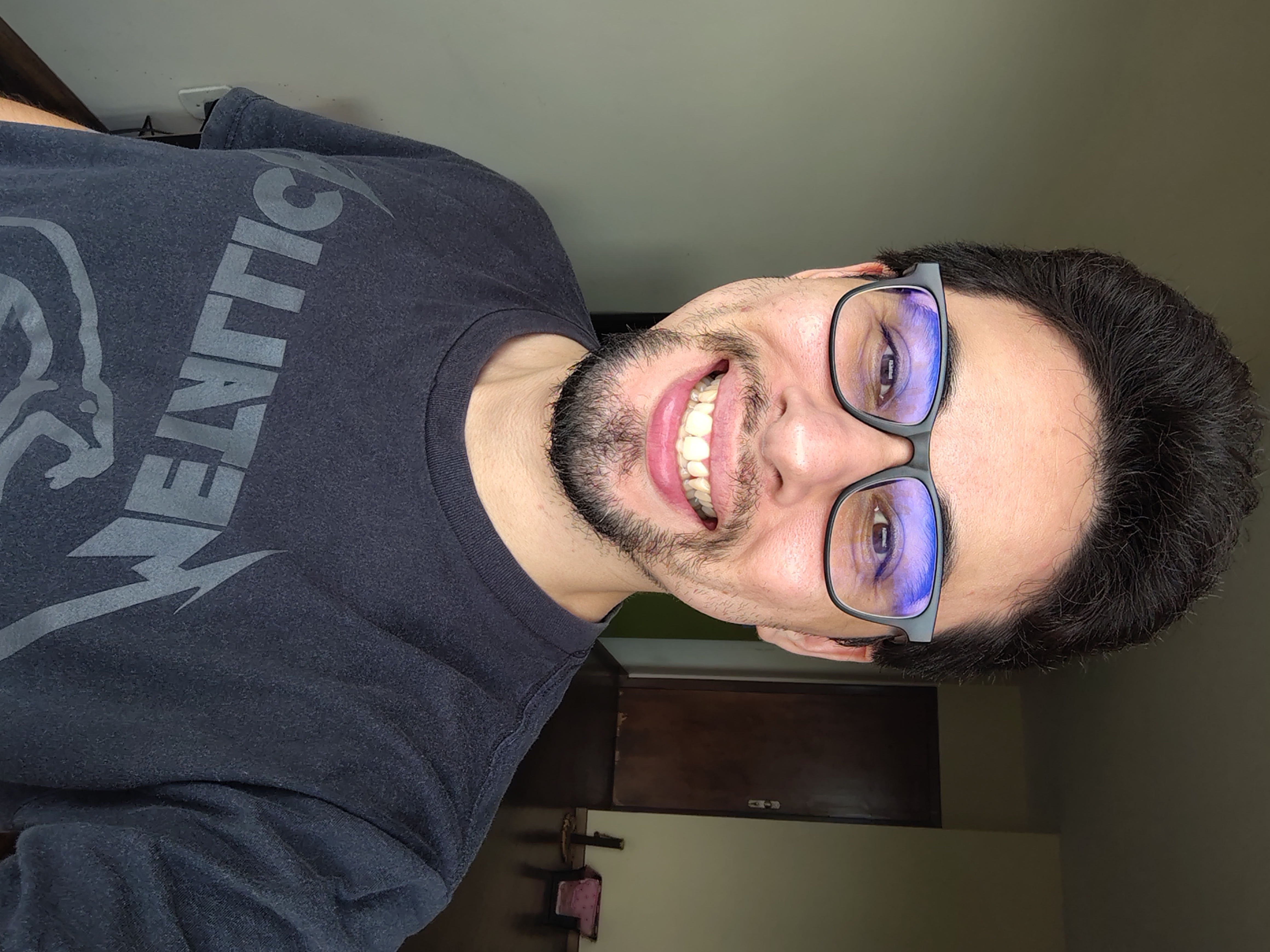 Primeira compra em uma ótica online. O óculos com a lente saíram metade do preço de uma ótica física. A descrição e diferença das lentes é muito melhor explicada no site do que nas próprias óticas. A armação é melhor do que eu achei que seria, bem firme, e bastou ver os números da armação pra eu poder escolher.Além disso a entrega foi condizente com o prazo que deram, nada de prazos gigantes só pra dizer que foi entregue dentro do período estipulado.