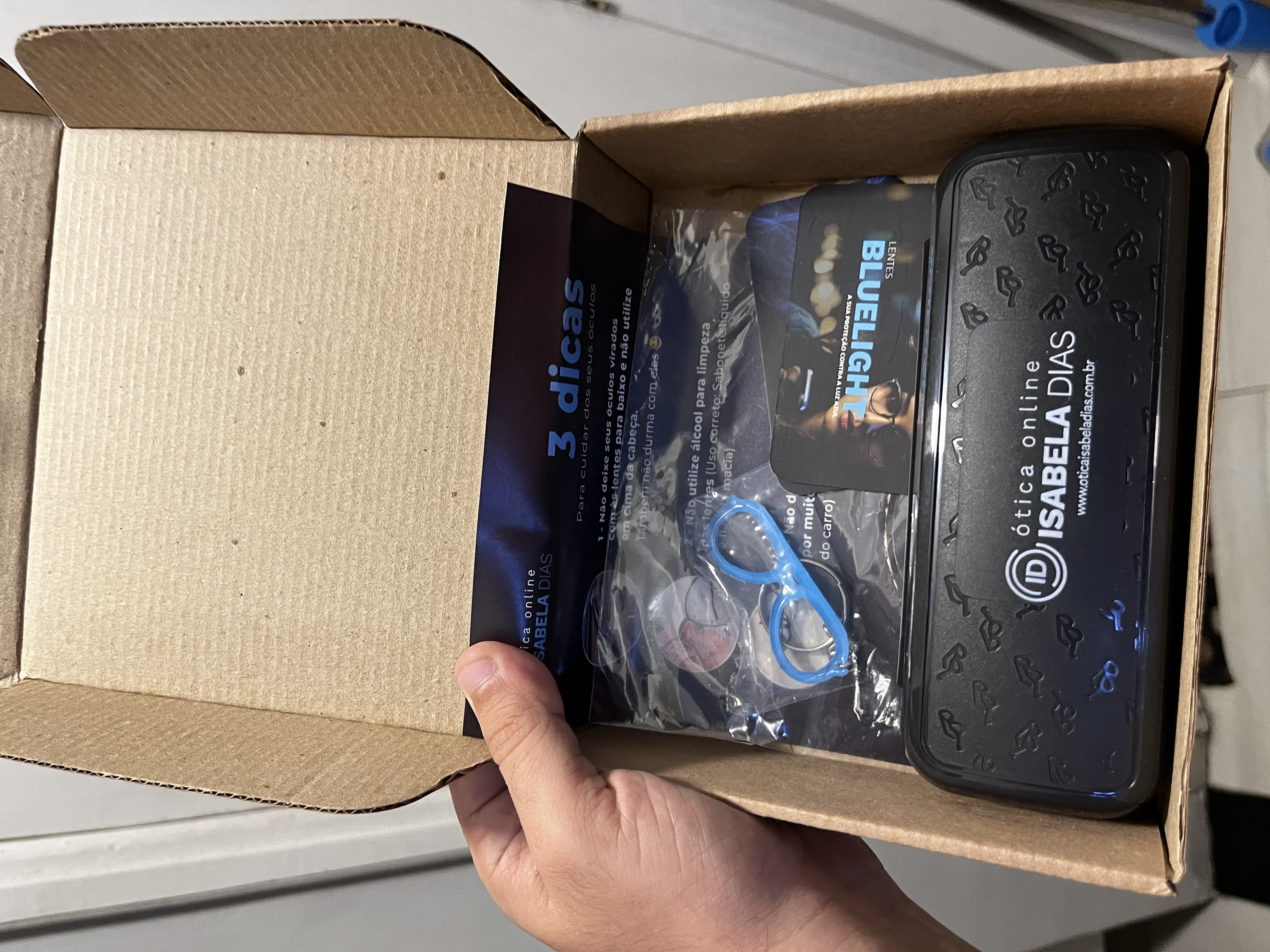 A dobradiça do óculos parece meio frágil, mas está dentro do que eu esperava. Paguei um preço menor em armação e peguei a lente que queria. Mas estou gostando e chegou rápido. Fui bem atendido também.