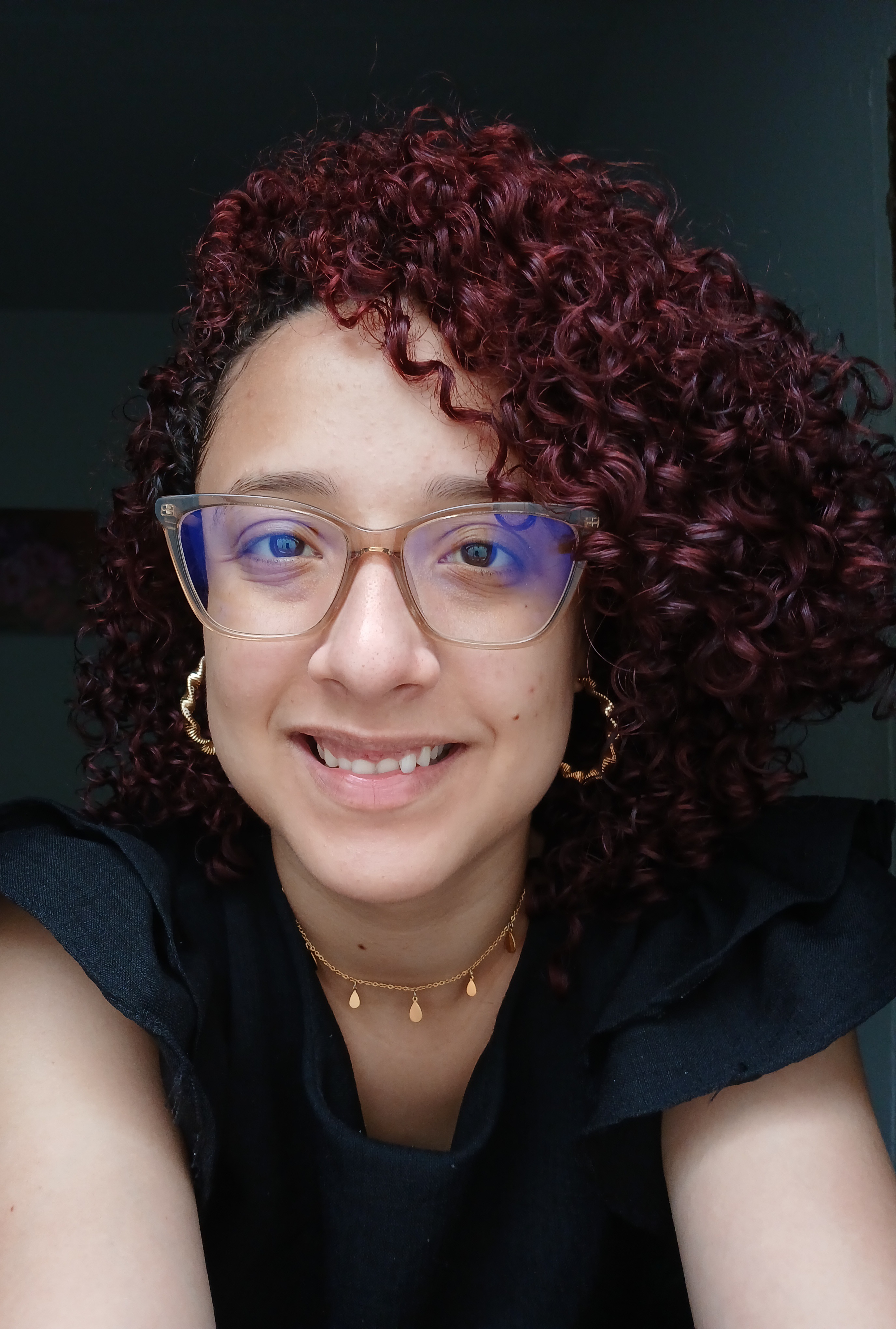 Minha experiência com a loja foi muito satisfatória. Amei essa armação logo de cara, e com o provador virtual pude ter uma ideia de como ficaria no meu rosto. Tive um problema com a entrega dos correios, e a loja logo se prontificou a me ressarcir o frete. Atendimento excelente, produto de qualidade! Com certeza irei comprar novamente.