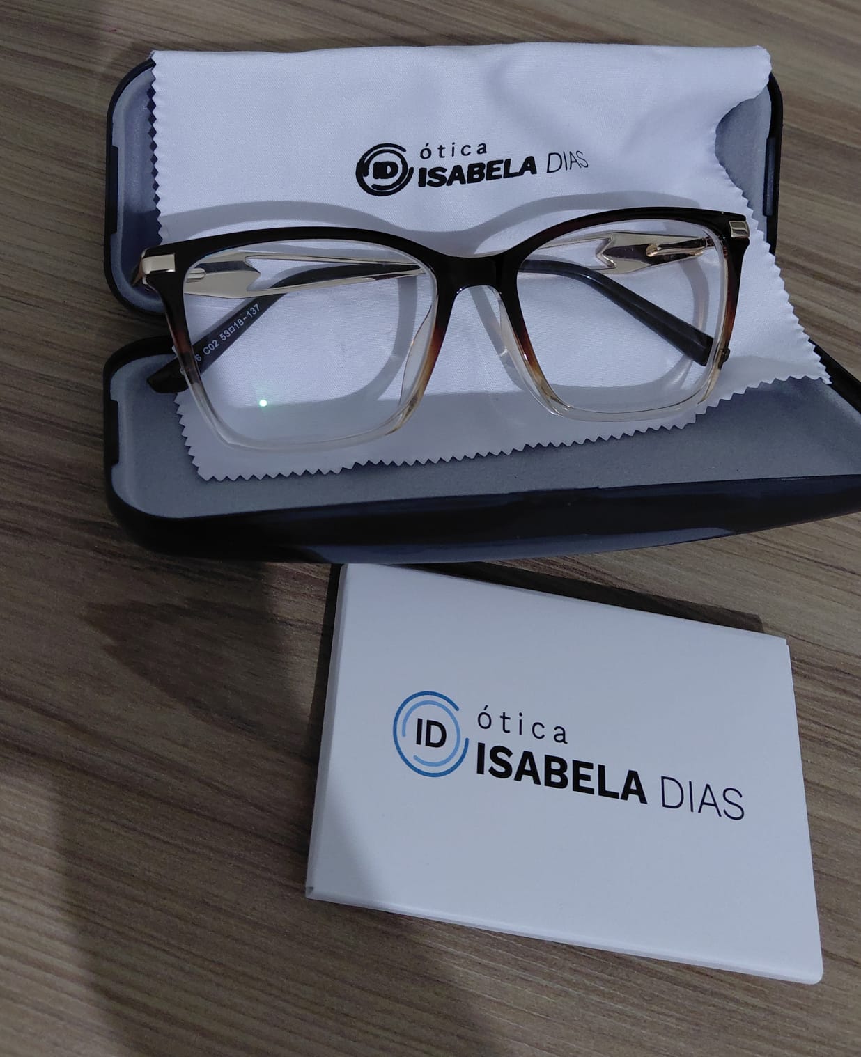 Excelente empresa com atendimento humanizado e de qualidade. O  óculos chegou dentro do prazo previsto e deu super certo tanto quanto a armação quanto ao grau das lentes . Obrigada pelo atendimento. 