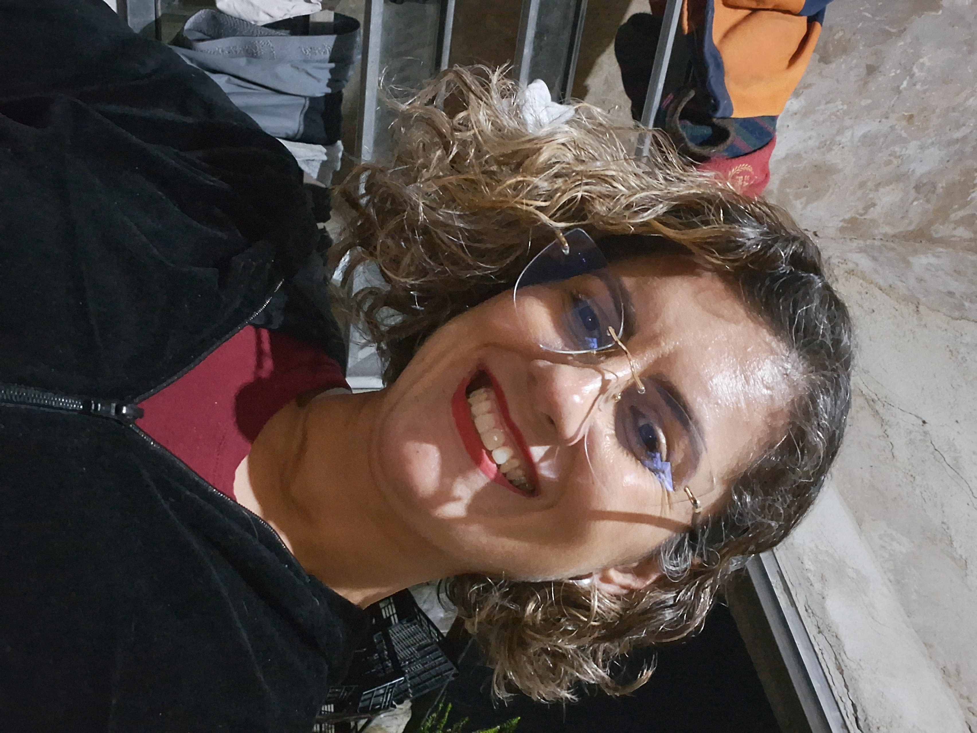 O óculos é lindo e de alta qualidade, os atendentes atenciosos e profissionais, já havia comprado antes com vcs ,e continuarei sendo cliente ,obrigada pela dedicação e compromisso.