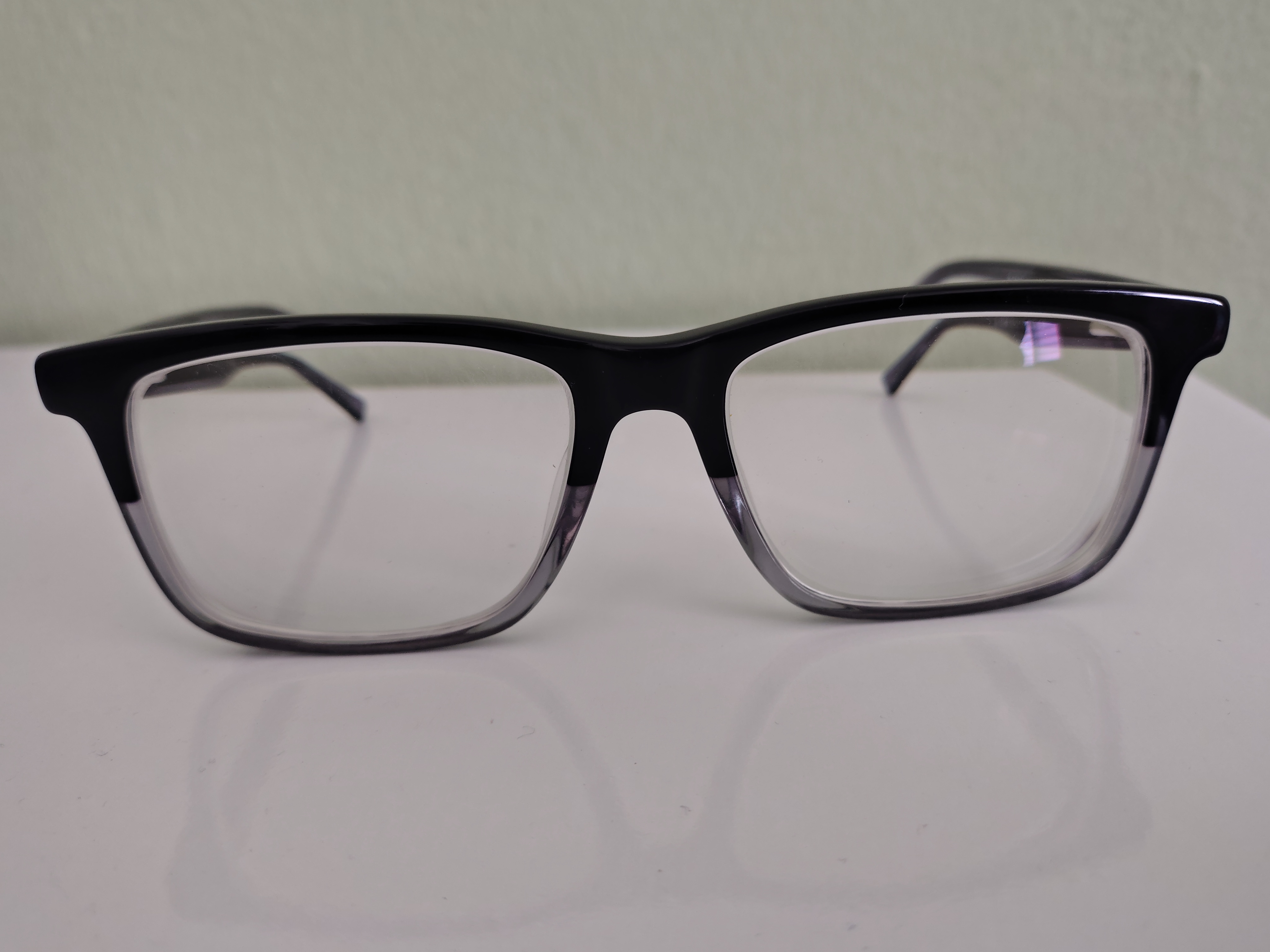 Muito bom, armação e lentes de ótima qualidade adorei